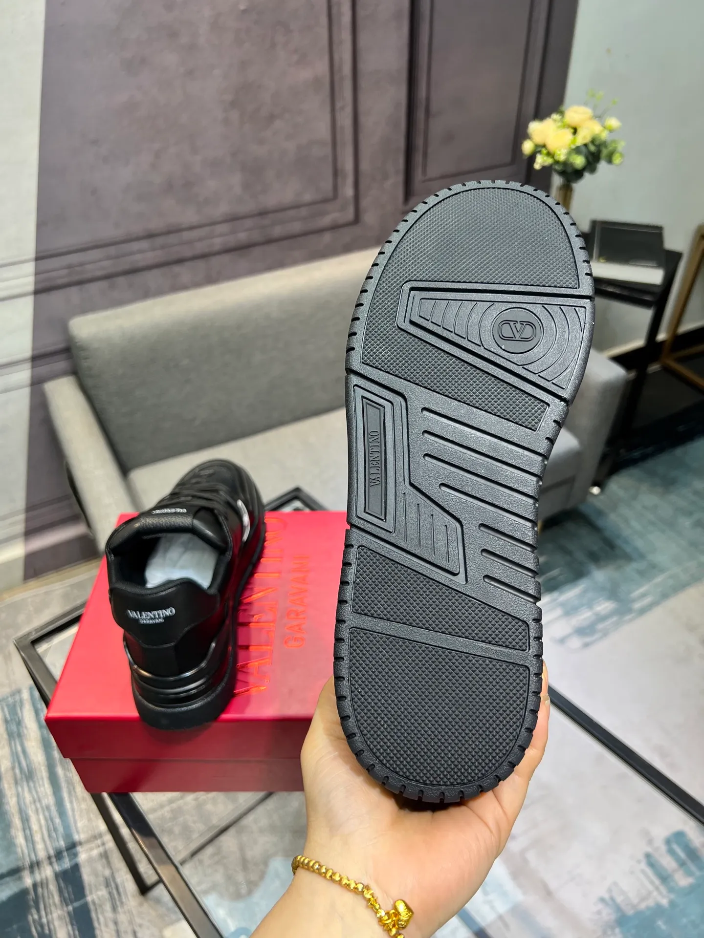 Men's Men's Shoes 💰660 Valentino 2023 early autumn new star shoes are now online! Wang Hedi and Ren Jialun have been worn by many celebrities. Who can refuse the same couple shoes as Wang Hedi! The design of Stars Stab My Heart is cool and spicy. The material of the shoes is cowhide, and every color is beautiful! Size 35-40, men’s size 39-44 (women’s 41, men’s 38, 45🉑️customized)